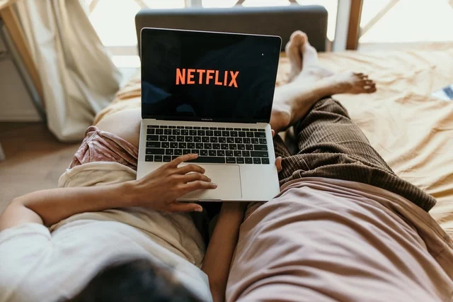 Schemat działania Netflixa w sferze doświadczeń użytkowników